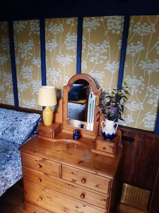 LlanybytherOff Grid Rosie Sheperd Hut And Summerhouse Plus 1 Acre At Tanyrallt公寓 外观 照片