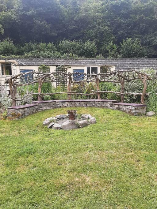 LlanybytherOff Grid Rosie Sheperd Hut And Summerhouse Plus 1 Acre At Tanyrallt公寓 外观 照片