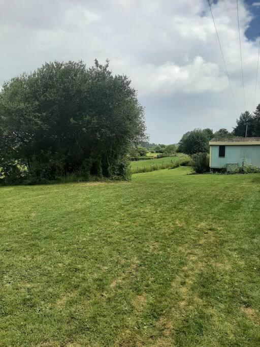 LlanybytherOff Grid Rosie Sheperd Hut And Summerhouse Plus 1 Acre At Tanyrallt公寓 外观 照片